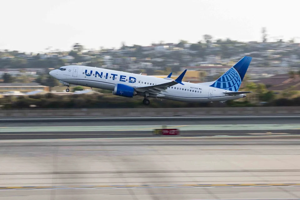 United Airlines Stock Rises as Airline Raises Credit Card, Club Access Fees
