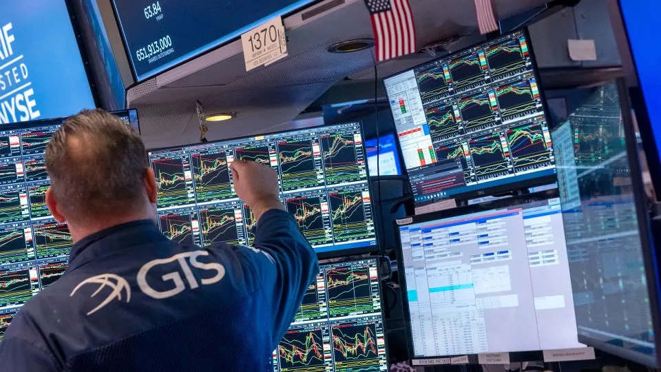 Rally in US stocks evaporates as White House doubles down on China tariffs