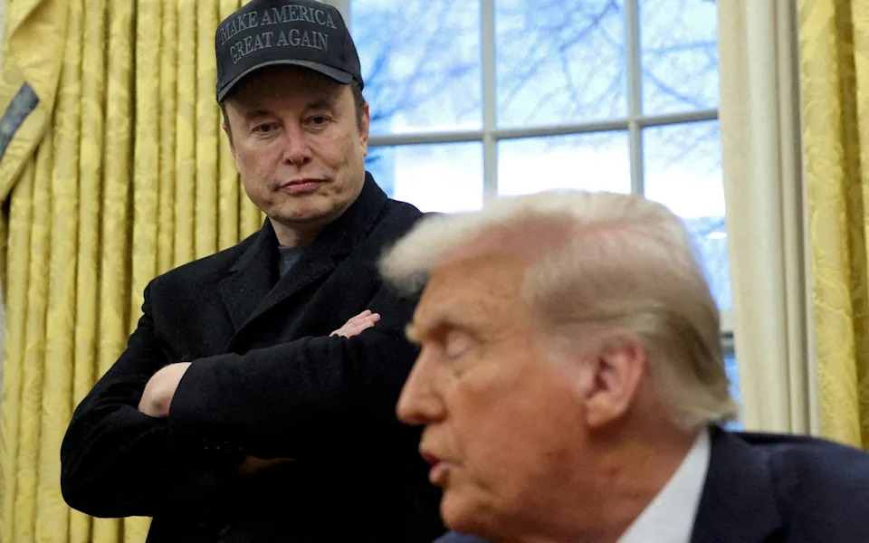 US stocks fall after Trump confirms 104pc tariffs on China