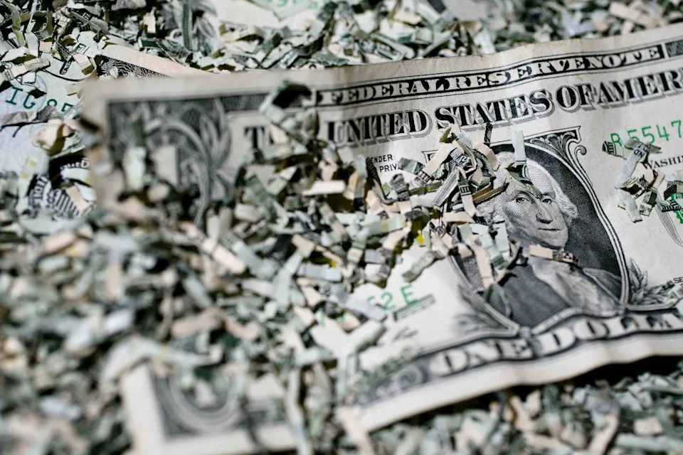 Experts Warn Weakening Dollar Signals 'Crisis of Confidence' in Backbone of Global Markets