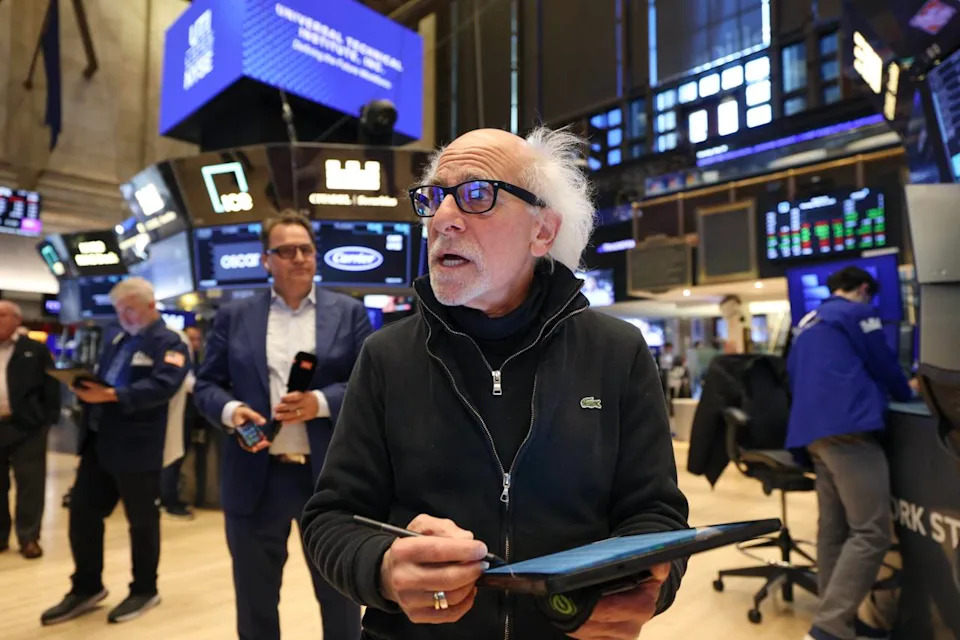 Treasury Yields Decline as Global Stock Markets Seek Direction